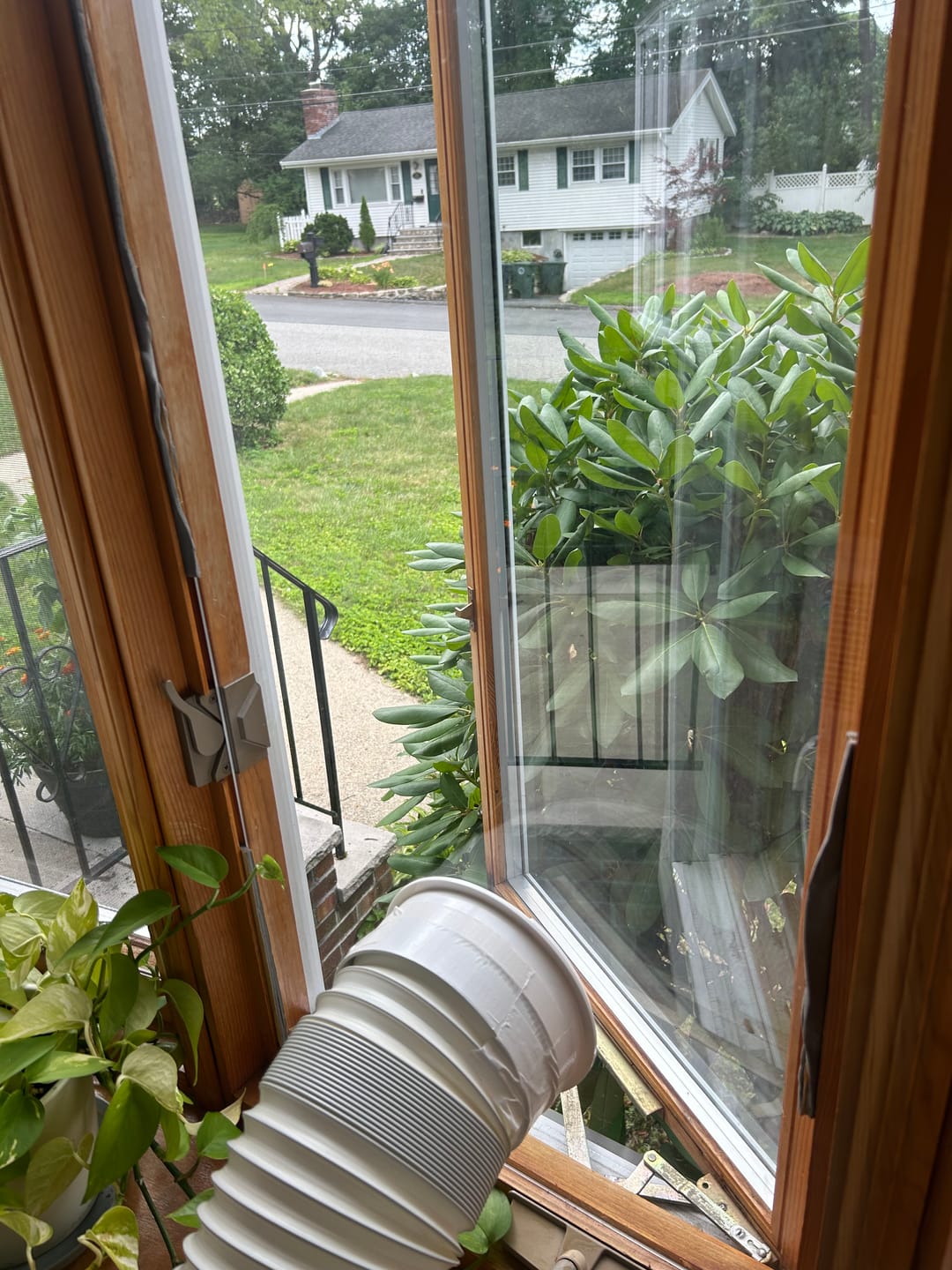 Exemple de cadre de fenêtre sur mesure pour climatiseur portatif